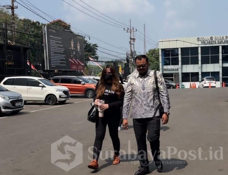 Qar, terlapor atas dugaan pencemaran nama baik dokter AY, mendatangi Polresta Malang Kota untuk menjalani pemeriksaan pada Rabu (13/8/2025).