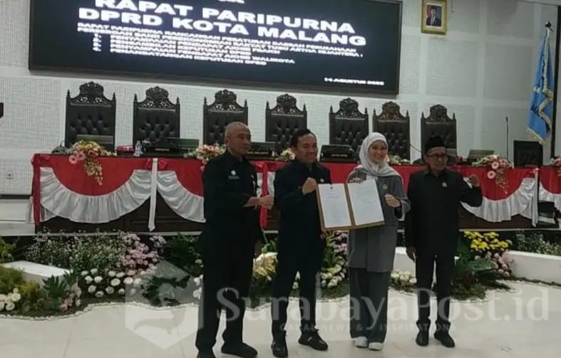 Ketua DPRD Kota Malang, Amithya Ratnanggani Sirraduhita beserta Wakil Ketua dan Wakil Wali Kota Malang, Ali Muthohirin dan Sekda Erik Setyo pose bersama usai penandatanganan keputusan DPRD.