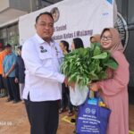 Kepala Lapas Kelas I Malang, Teguh Pamuji memberikan bantuan paket sembako dan hasil panen kepada keluarga warga binaan. (Sumber L'SIMA).