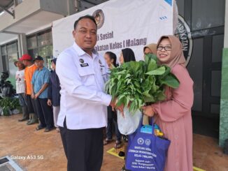 Kepala Lapas Kelas I Malang, Teguh Pamuji memberikan bantuan paket sembako dan hasil panen kepada keluarga warga binaan. (Sumber L'SIMA).