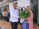 Kepala Lapas Kelas I Malang, Teguh Pamuji memberikan bantuan paket sembako dan hasil panen kepada keluarga warga binaan. (Sumber L'SIMA).