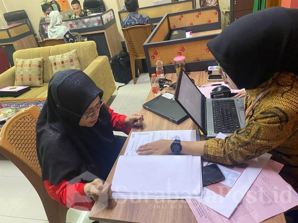 Tim penyidik Kejari Kota Malang saat melakukan pemeriksaan. (Dok. Kejari).