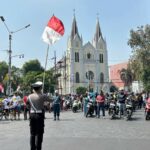 Detik-detik Proklamasi Kemerdekaan Republik Indonesia ke 80, Satlantas Polresta Malang Kota mengajak para pengendara berhenti sejenak untuk memberikan penghormatan kepada Sang Saka Merah Putih pada Minggu, 17 Agustus 2025.