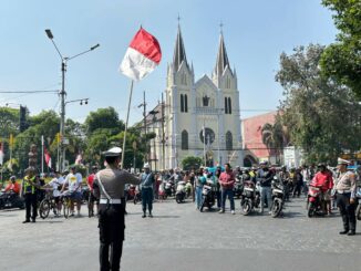 Detik-detik Proklamasi Kemerdekaan Republik Indonesia ke 80, Satlantas Polresta Malang Kota mengajak para pengendara berhenti sejenak untuk memberikan penghormatan kepada Sang Saka Merah Putih pada Minggu, 17 Agustus 2025.