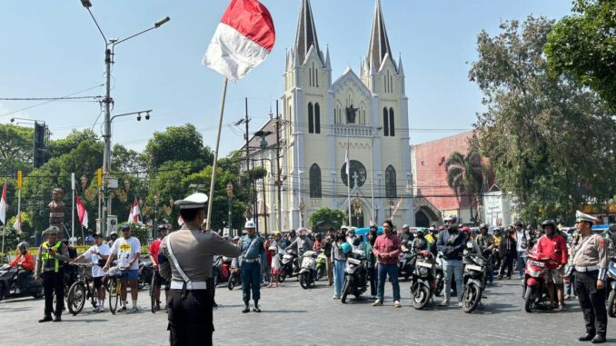 WhatsApp Image 2025-08-17 at 18.11.07 Detik-detik Proklamasi Kemerdekaan Republik Indonesia ke 80, Satlantas Polresta Malang Kota mengajak para pengendara berhenti sejenak untuk memberikan penghormatan kepada Sang Saka Merah Putih pada Minggu, 17 Agustus 2025.