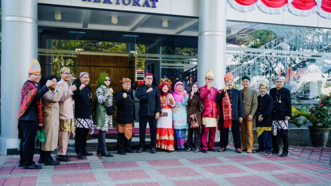 WhatsApp Image 2025-08-17 at 18.19.02 Semarak Kemerdekaan di UMM: Ribuan Baju Adat dan Makanan Daerah Mewarnai Upacara HUT RI ke-80, Minggu 17 Agustus 2025. (ist).