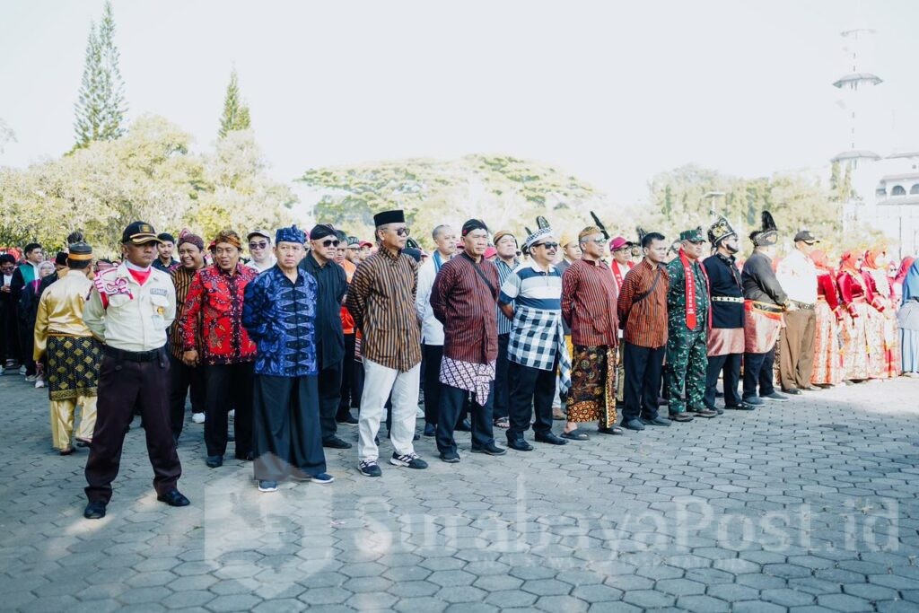 Sivitas akademika UMM dengan baju adat memadati kampus untuk memperingati hari kemerdekaan dengan penuh semangat kebangsaan.