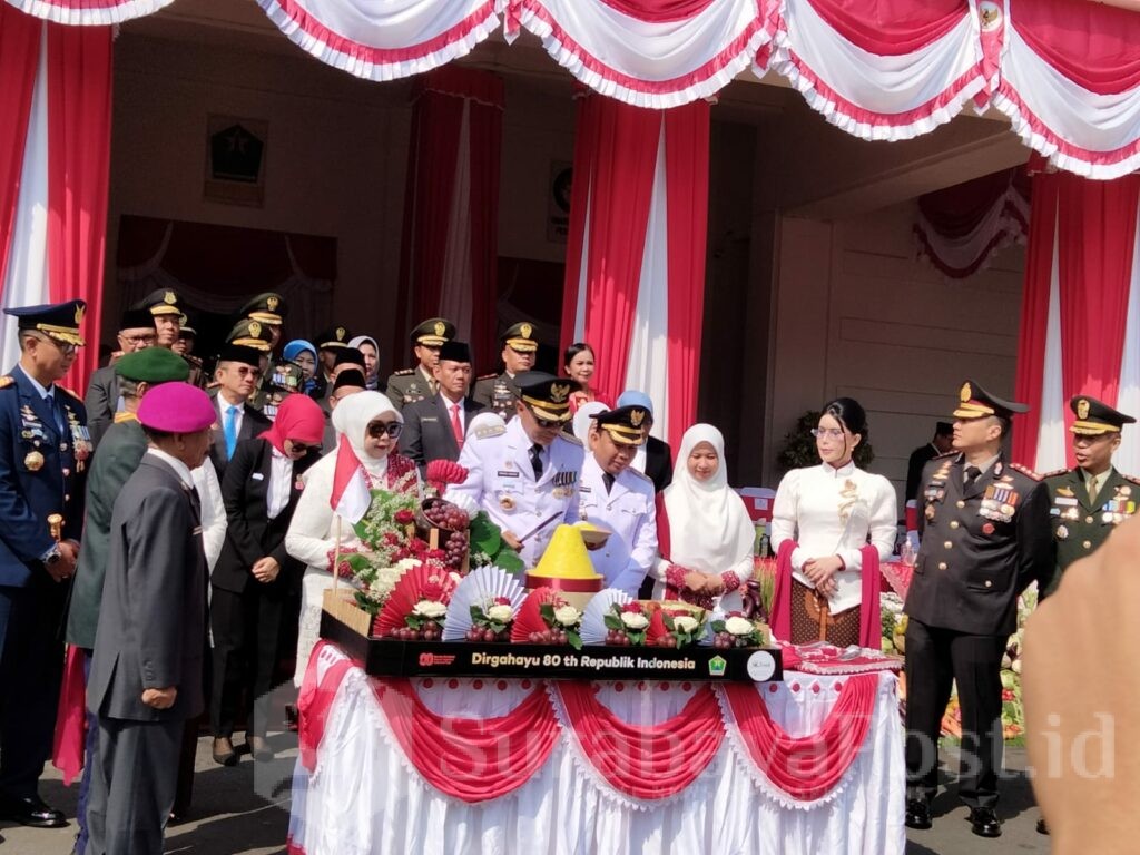 Sebagai bentuk raya sukur, momen HUT RI ke 80 juga ditandai dengan pemotongan tumpang oleh Wali Kota Malang, Wahyu Hidayat