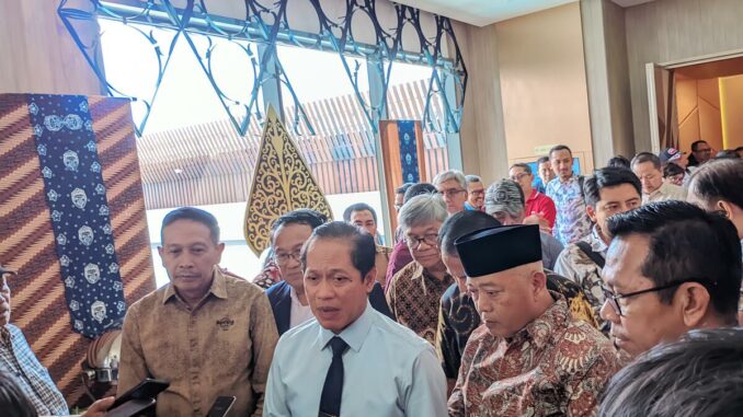 WhatsApp Image 2025-08-18 at 20.23.42 (1) Wali Kota Wahyu Hidayat saat mendampingi Menteri lingkungan hidup beberapa waktu lalu