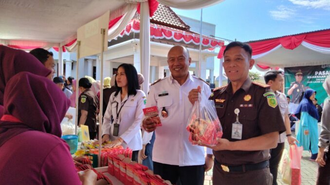 Kejari Kota Malang Gelar Pasar Murah untuk Tekan Inflasi dan Stabilkan Harga Sembako, Rabu (20/8/2025).