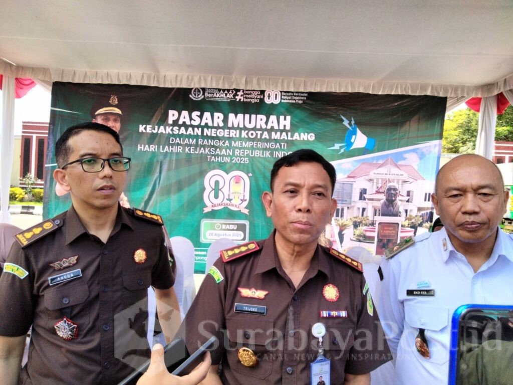 Kajari Kota Malang, Tri Joko, SH, MH memberikan keterangan kepada wartawan