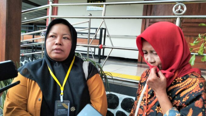 Husnati dan Kasi, perwakilan DPC SBMI Malang saat ditemui awak media di PN Malang, Rabu (20/8/2025).
