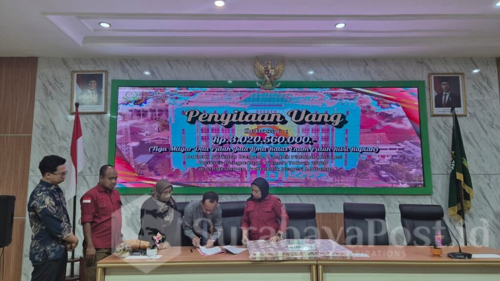 Proses penyitaan uang disaksikan oleh Jaswadi selaku Wakil Direktur II Polinema, dan Frinta Pratamasari, selaku Kabag Perencanaan Keuangan Polinema. (Dok. Kejari).