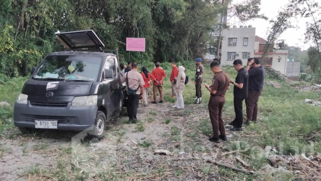 Tim penyidik Kejati Jatim saat melakukan penyitaan aset tugas bidang tanah dengan melakukan pemasangan plang. (Dok. Kejari).