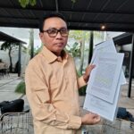 Insan Kamil, korban dugaan penipuan bos koperasi menunjukkan bukti terjadinya penipuan