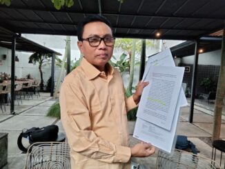 Insan Kamil, korban dugaan penipuan bos koperasi menunjukkan bukti terjadinya penipuan
