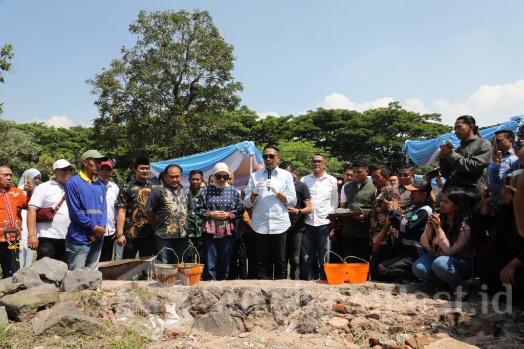 Wali Kota Malang, Wahyu Hidayat, menghadiri peletakan batu pertama pembangunan UMKM Centre di Jalan Panglima Sudirman Kota Malang pada Sabtu, 23 Agustus 2025. (Sumber Prokompim).