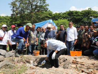 Wali Kota Malang, Wahyu Hidayat, menghadiri peletakan batu pertama pembangunan UMKM Centre di Jalan Panglima Sudirman Kota Malang pada Sabtu, 23 Agustus 2025. (Sumber Prokompim).