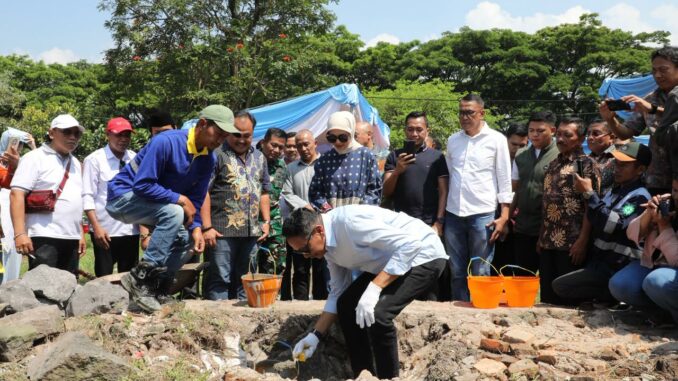 WhatsApp Image 2025-08-23 at 19.43.14 Wali Kota Malang, Wahyu Hidayat, menghadiri peletakan batu pertama pembangunan UMKM Centre di Jalan Panglima Sudirman Kota Malang pada Sabtu, 23 Agustus 2025. (Sumber Prokompim).
