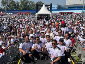 Puluhan ribu peserta memadati Stadion Gajayana dalam acara Gajayana Jalan Sehat yang diprakarsai Partai Solidaritas Indonesia (PSI) pada Sabtu, 23 Agustus 2025.