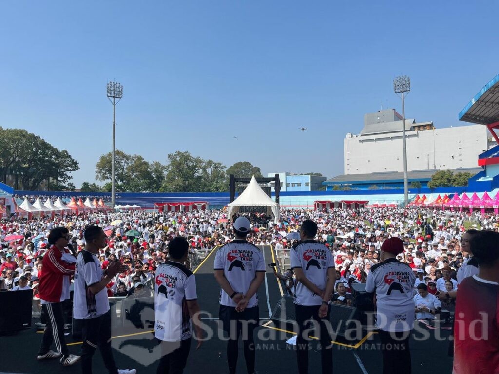 Puluhan ribu peserta memadati Stadion Gajayana dalam acara Gajayana Jalan Sehat yang diprakarsai Partai Solidaritas Indonesia (PSI) pada Minggu, 23 Agustus 2025.