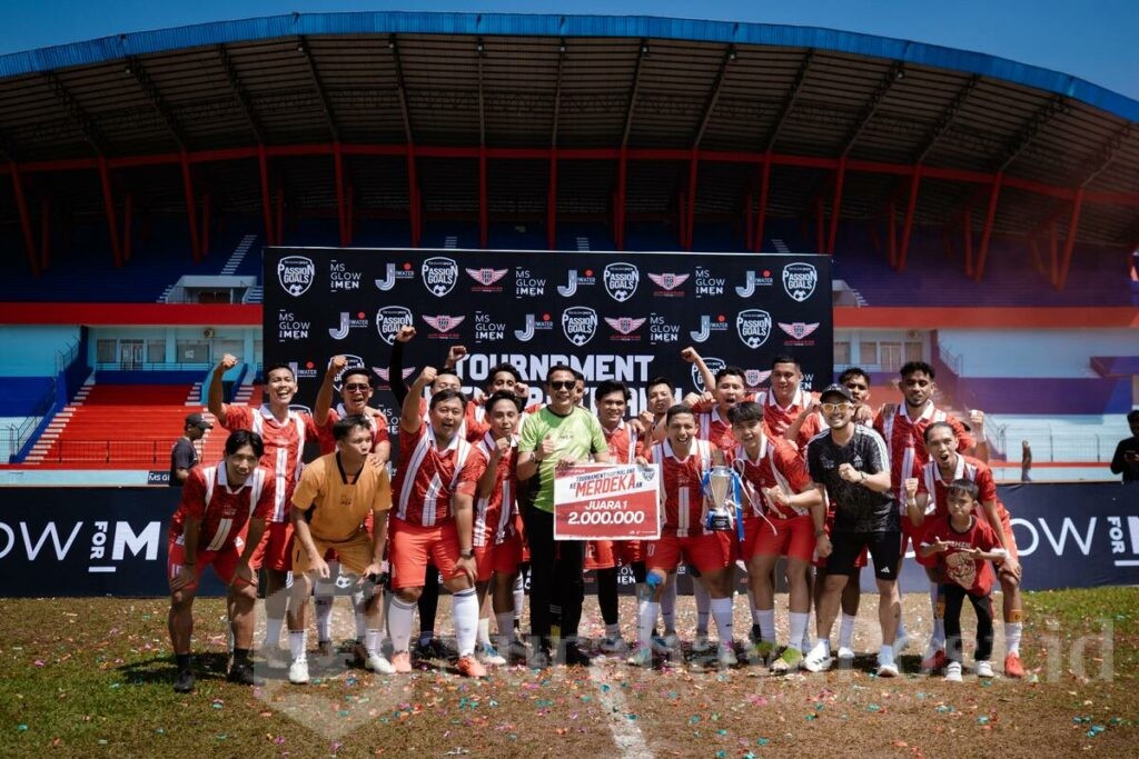 Trofi juara 1 diserahkan langsung oleh Wali Kota Malang kepada tim MS Glow Malang.