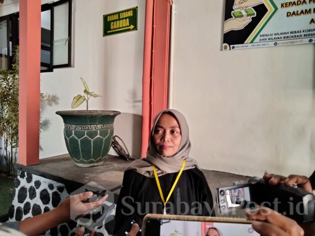 Endang Yulianingsih memberikan keterangan usai mengawal sidang TPPO