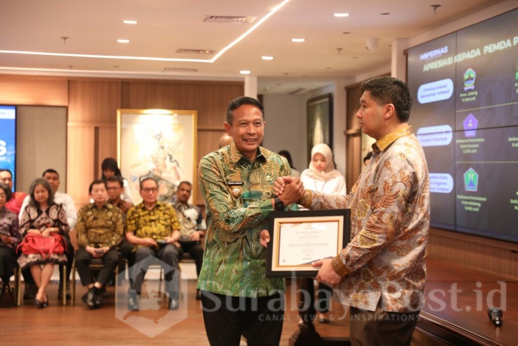 Walikota Wahyu Hidayat saat menerima penghargaan yang diserahkan Menteri Perumahan dan kawasan pemukiman, Maruarar Sirait. (Sumber Prokompim).