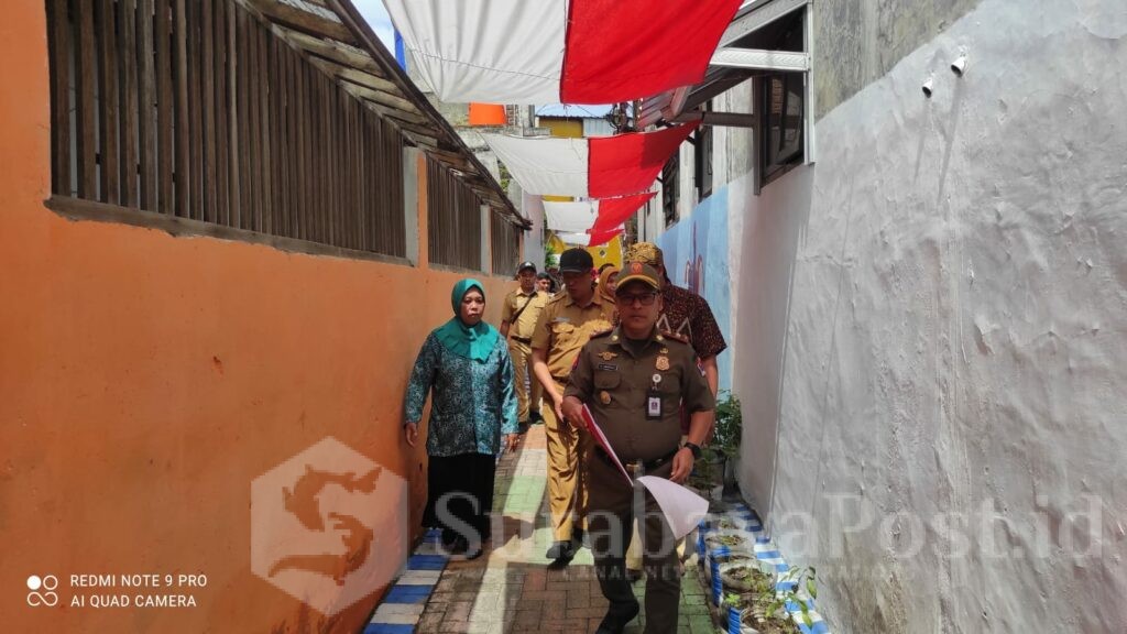 Tim juri tampak melakukan penilaian di sejumlah lokasi di wilayah RW 02 Kelurahan Tunjungsekar, Kecamatan Lowokwaru, Kota Malang pada Selasa (26/8/2025) siang.