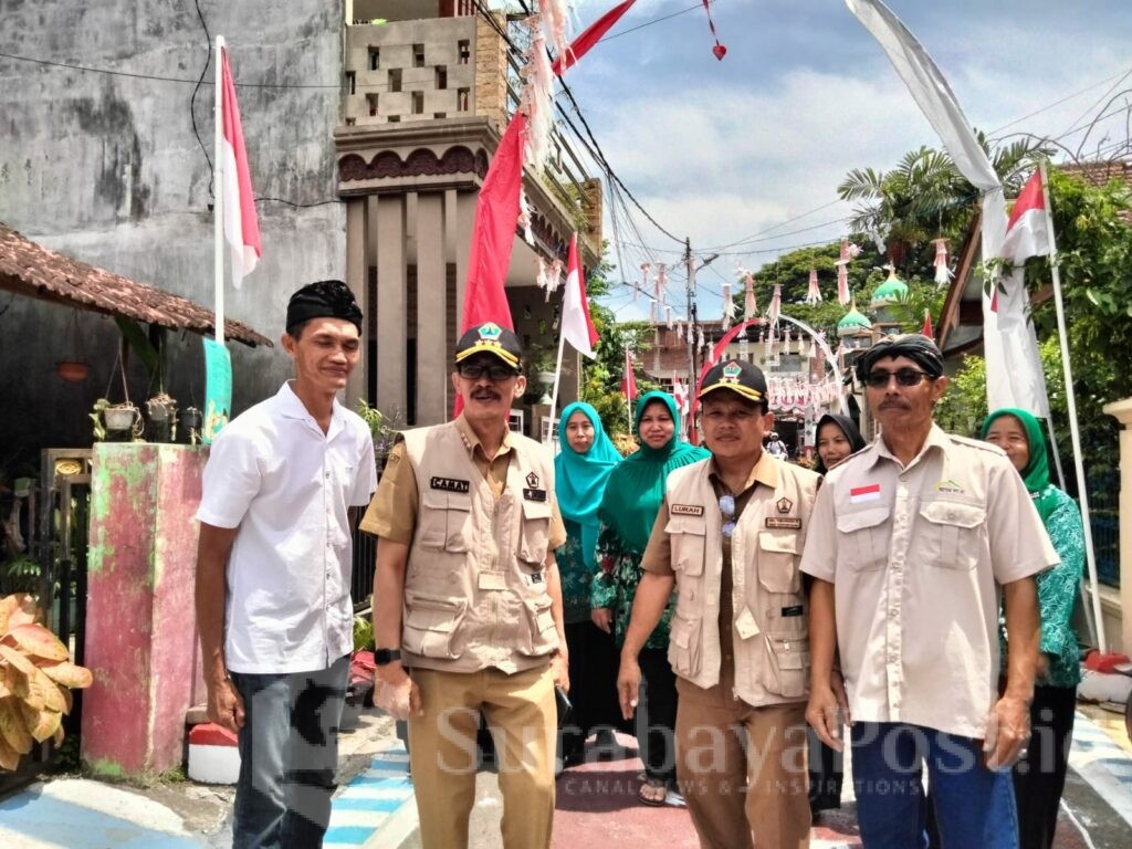 Camat Lowokwaru, Rudi Cahyono Catur Utomo didampingi Lurah Tunjungsekar dan warga RW 02 menyambut tim juri dari Kota Malang