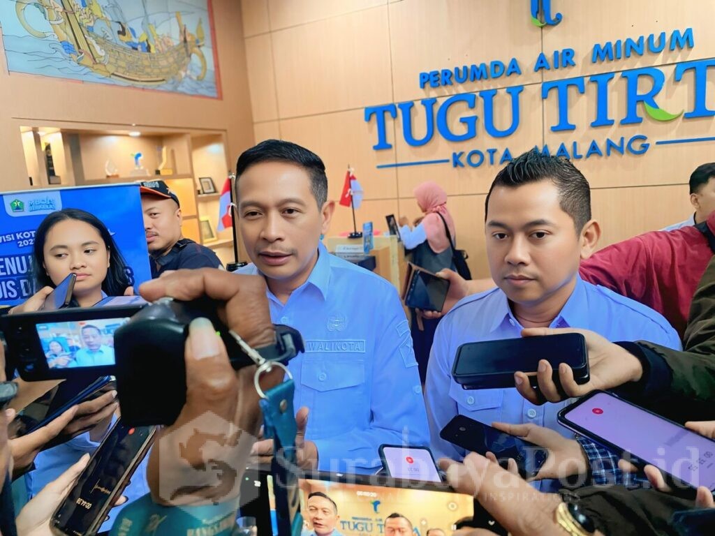 Walikota Malang, Wahyu Hidayat didampingi Dirut Perumda Tugu Tirta, Priyo Sudibyo memberikan keterangan kepada wartawan