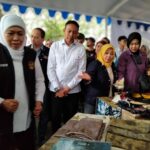 Gubernur Jawa Timur, Khofifah Indar Parawansa, didampingi Wali Kota Malang, Wahyu Hidayat, dan beberapa perangkat OPD Kota Malang, meninjau langsung pasar murah yang digelar di UPT Pengelolaan Pendapatan Daerah Malang Kota, Rabu (27/8/2025).