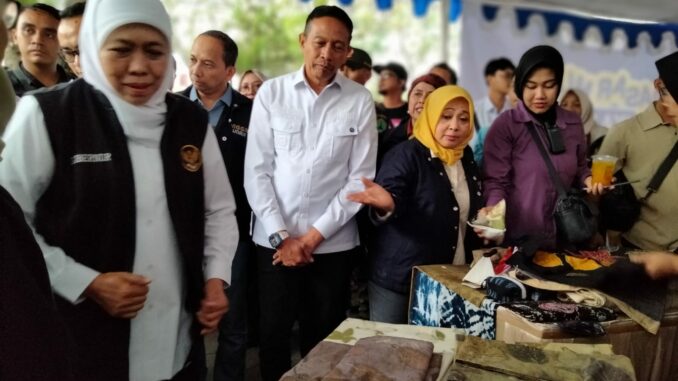 WhatsApp Image 2025-08-27 at 20.53.51 Gubernur Jawa Timur, Khofifah Indar Parawansa, didampingi Wali Kota Malang, Wahyu Hidayat, dan beberapa perangkat OPD Kota Malang, meninjau langsung pasar murah yang digelar di UPT Pengelolaan Pendapatan Daerah Malang Kota, Rabu (27/8/2025).