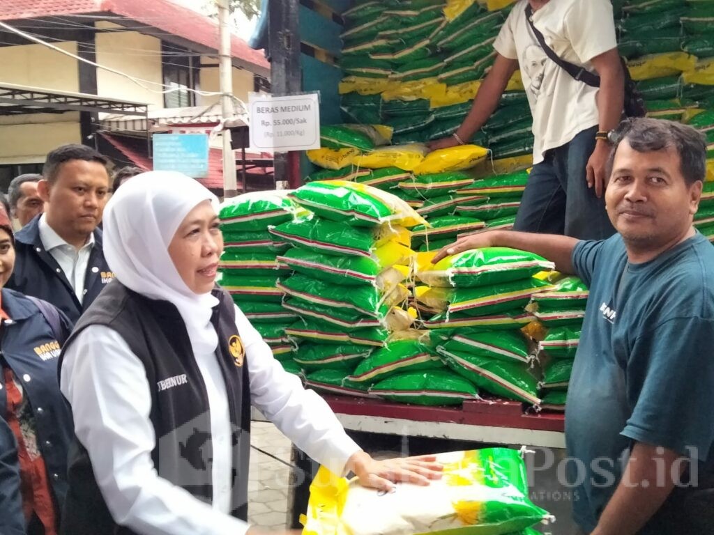 Gubernur Khofifah Indar parawansa disela peninjauan pasar murah di Samsat Kota Malang