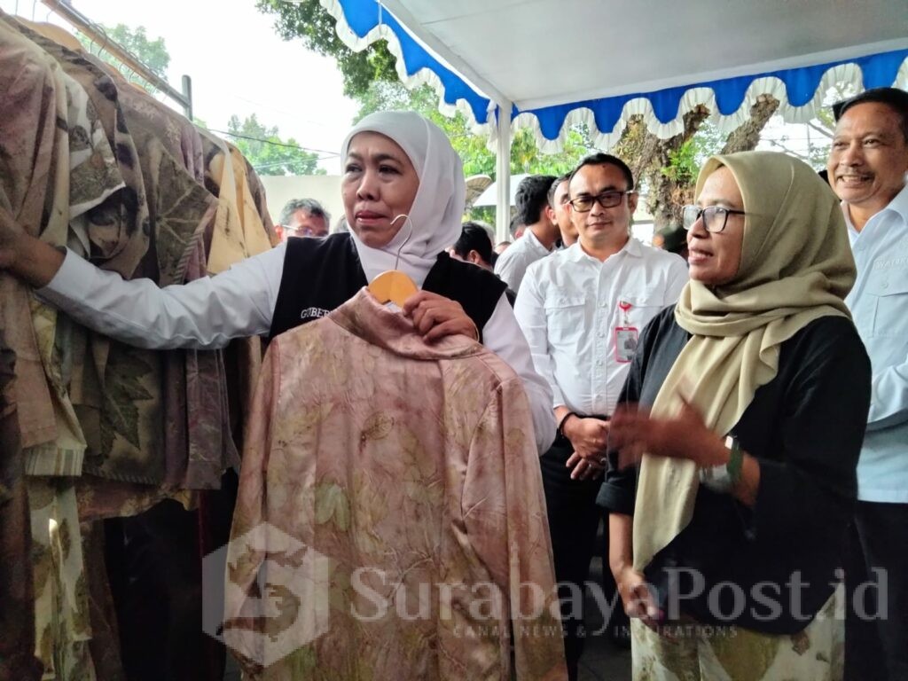 Gubernur Khofifah Indar parawansa didampingi Wali Kota Wahyu Hidayat meninjau pasar murah di Samsat Kota Malang
