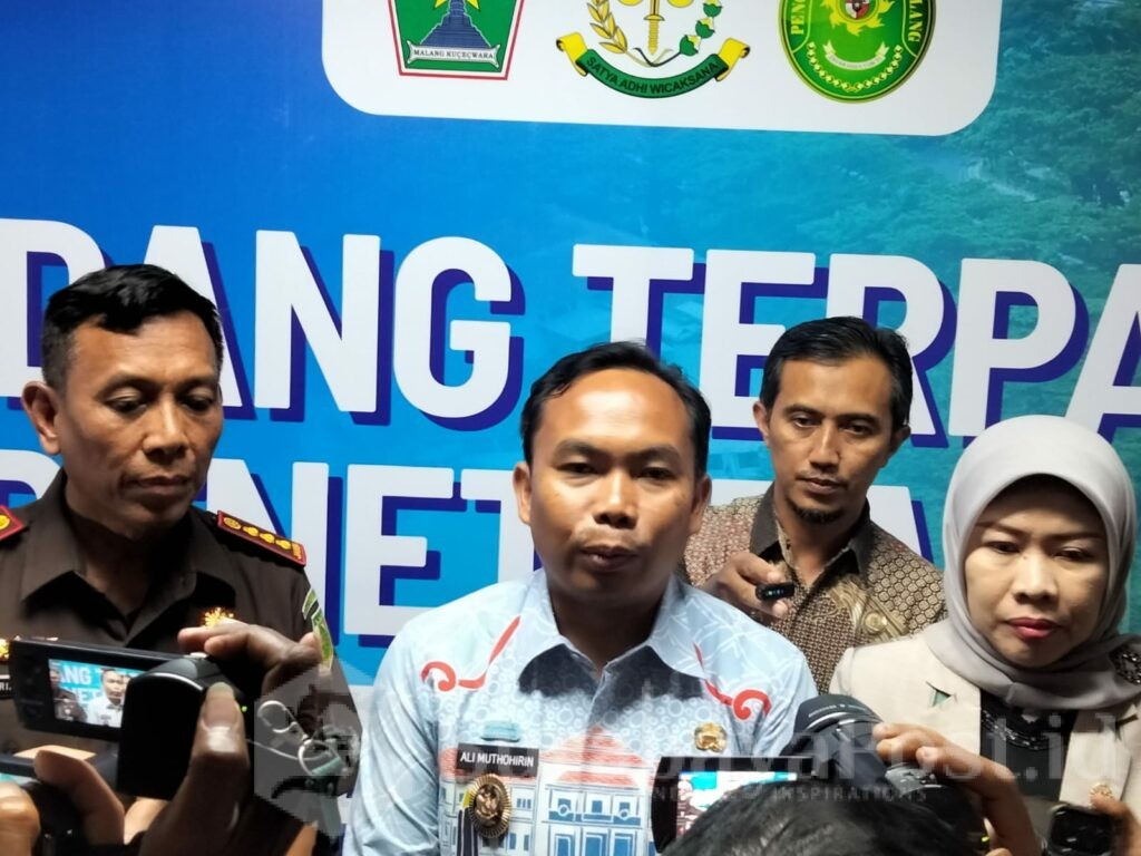 Wakil Wali Kota Wahyu, Ali Muthohirin memberikan keterangan kepada wartawan