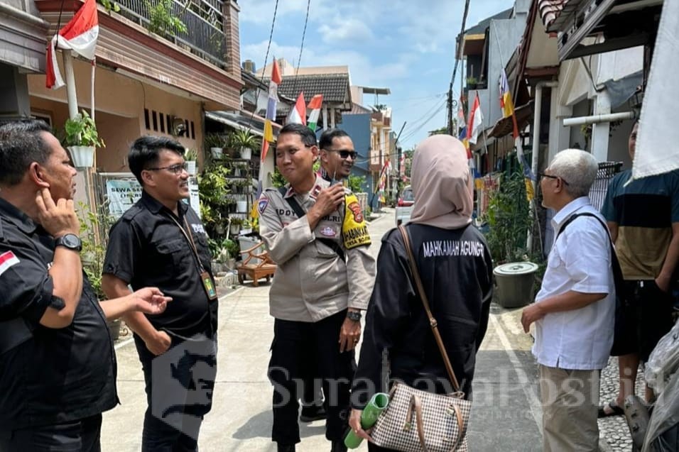 Tim eksekutor dari PN Cibinong dengan didampingi beberapa orang saksi dan pihak kepolisian saat melakukan eksekusi