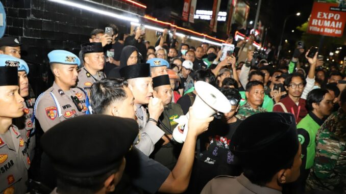 WhatsApp Image 2025-08-30 at 16.06.38 Aksi Bela Affan di Malang Berujung Anarkis: Polisi dan TNI Berusaha Redam Situasi, Jumat 29 Agustus 2025 malam. (ist).