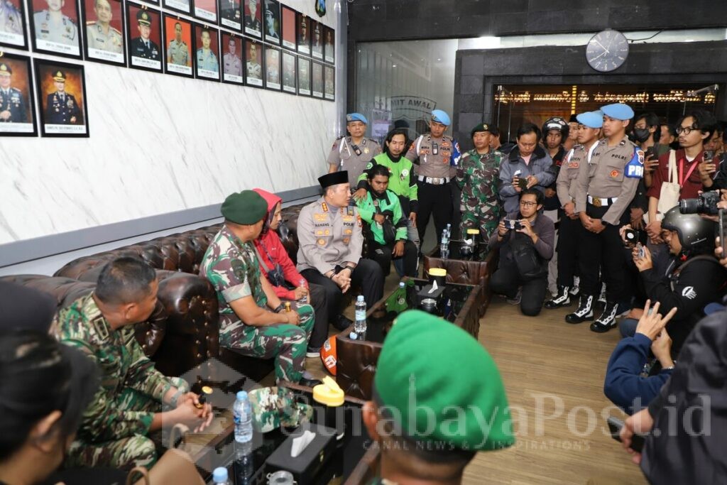 Aksi Bela Affan di Malang Berujung Anarkis: Polisi dan TNI Berusaha Redam Situasi, Jumat 29 Agustus 2025 malam. (ist).