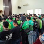 Polresta Malang Kota menggelar salat gaib bersama driver ojol untuk mendoakan almarhum Affan Kurniawan, Sabtu (30/8/2025).