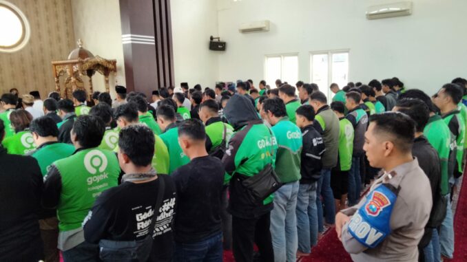 WhatsApp Image 2025-08-30 at 17.56.35 Polresta Malang Kota menggelar salat gaib bersama driver ojol untuk mendoakan almarhum Affan Kurniawan, Sabtu (30/8/2025).