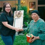 SERTIFIKAT: Perwakilan dari Team Dody Christanto bersama Hj. Sautik sebagai pemegang Hak Paten Anggrek Gajah Baru dengan sertifikat dari Royal Horticultural Society International. (ist)
