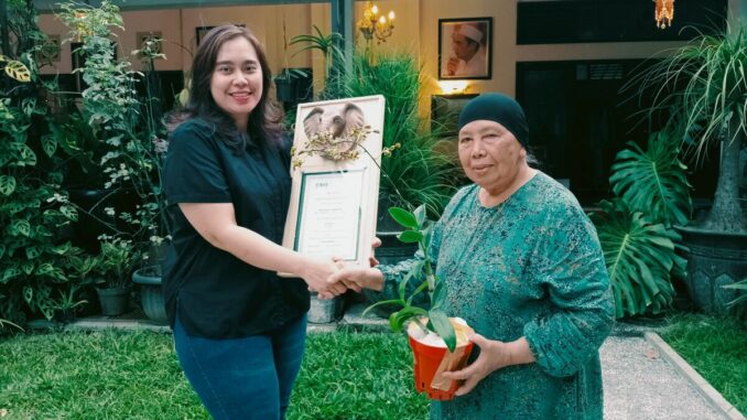 WhatsApp Image 2025-08-31 at 13.26.14 SERTIFIKAT: Perwakilan dari Team Dody Christanto bersama Hj. Sautik sebagai pemegang Hak Paten Anggrek Gajah Baru dengan sertifikat dari Royal Horticultural Society International. (ist)