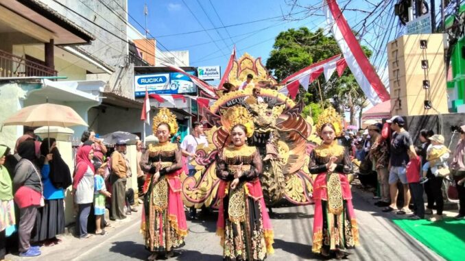 WhatsApp Image 2025-08-31 at 18.48.11 Pawai Budaya Nusantara Mojolangu: Wujud Nyata Kebersamaan dan Kreativitas Warga, Minggu 31 Agustus 2025.