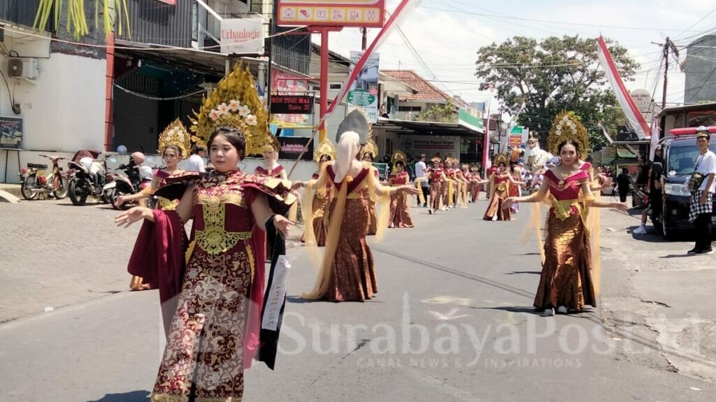 Tampilan peserta pawai menuju panggung utama sangat memukau