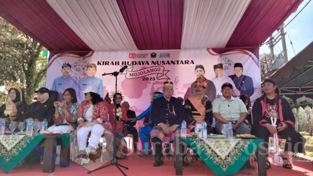 Camat Lowokwaru, Rudi Cahyono Catur Utomo beserta Lurah Mojolangu, Fery Irawan dan pejabat Pemkot Malang serta Wakil Ketua DPRD Kota Malang menyaksikan tampilan peserta pawai dari panggung utama.