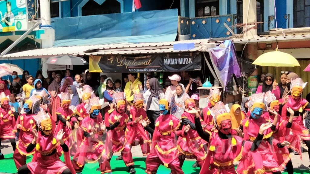 Tari topeng yang ditampilkan siswa siswi SD didepan panggung utama memukau tamu undangan
