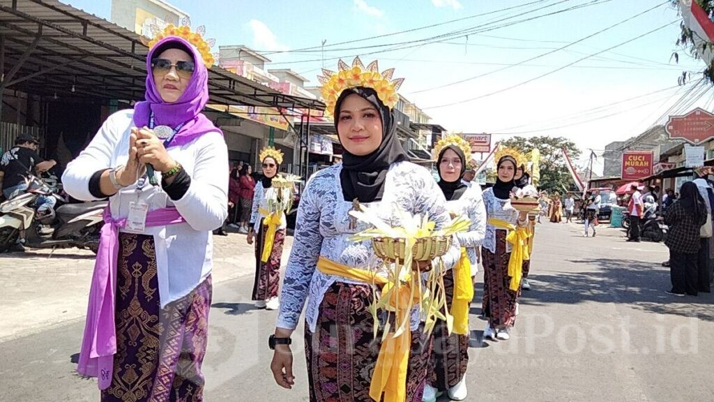 Peserta pawai budaya Nusantara Kelurahan Mojolangu dengan kreasi Bali.