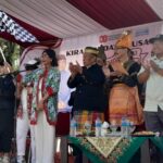 Camat Lowokwaru, Rudi Cahyono Catur Utomo (tiga dari kanan) disaat memberangkatkan peserta pawai budaya Nusantara Kelurahan Mojolangu, Minggu (31/8/2025).