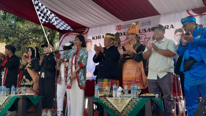 WhatsApp Image 2025-08-31 at 19.23.12 Camat Lowokwaru, Rudi Cahyono Catur Utomo (tiga dari kanan) disaat memberangkatkan peserta pawai budaya Nusantara Kelurahan Mojolangu, Minggu (31/8/2025).